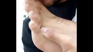 Macho lambendo o pr&oacute;prio p&eacute; blissful